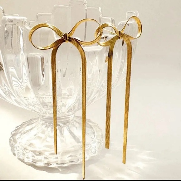 Bow Stunning Earrings - Picture 2 of 4